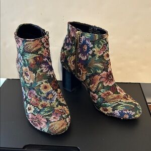 Tapestry ankle boots Bella Vita booties
EUC